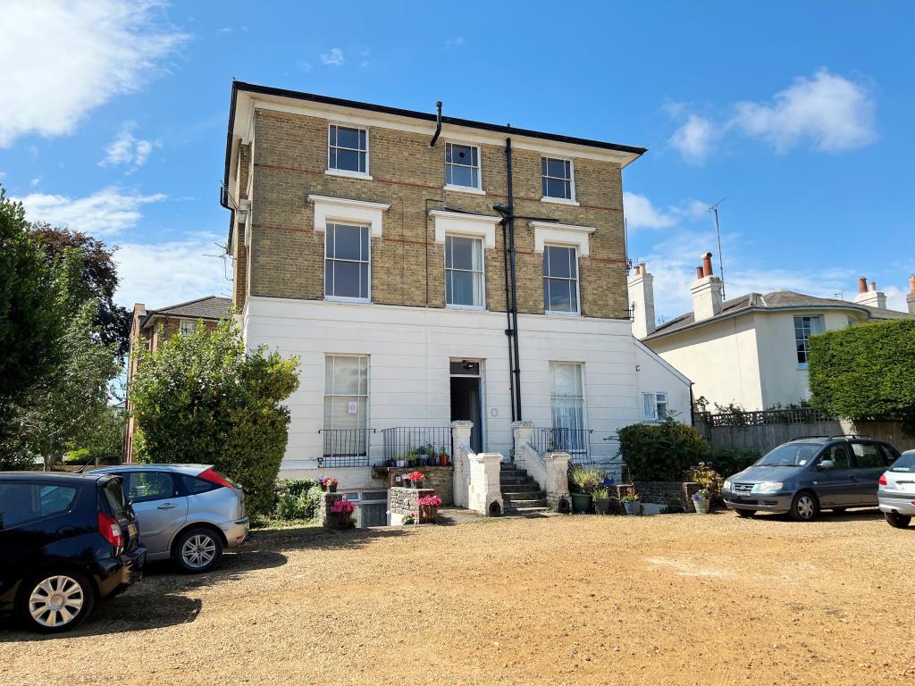 Lot: 142 - TWO STOREY THREE-BEDROOM FLAT FOR IMPROVEMENT WITH STUNNING SEA VIEWS -